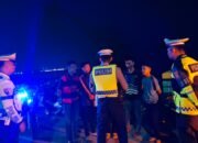 Polantas Karib Polda Sulbar, Patroli di Titik Rawan, Edukasi ki Keselamatan dan Berbagi Air Dengan Pengguna Jalan