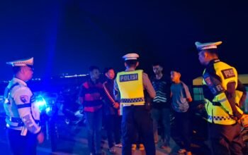 Polantas Karib Polda Sulbar, Patroli di Titik Rawan, Edukasi ki Keselamatan dan Berbagi Air Dengan Pengguna Jalan