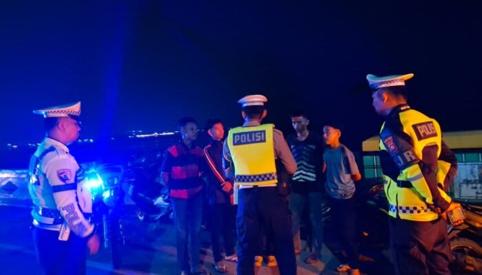 Polantas Karib Polda Sulbar, Patroli di Titik Rawan, Edukasi ki Keselamatan dan Berbagi Air Dengan Pengguna Jalan