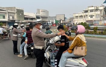 Waspada Dampak Asap,  Sat Lantas Polres Bulukumba Bagi bagi ki Masker kepada Pengguna Jalan