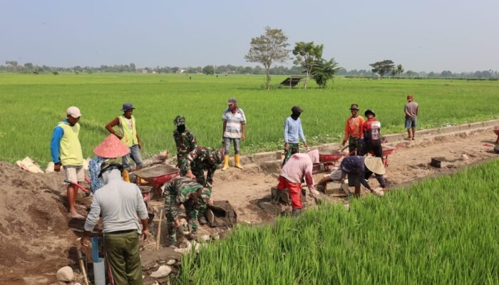 Wujudkan Desa Bebas Longsor, Satgas TMMD Ke-130 Kodim 1409/Gowa Kebut Pengerjaan Talud