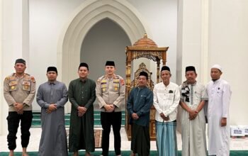 Subuh Keliling: Kapolresta Mamuju Sapa ki Warga Usai Ibadah, Bangun Kepercayaan dari Hati ke Hati