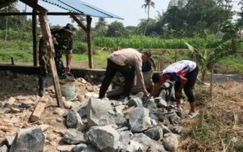 Gotong Royong Percepat Renovasi RTLH Milik Syahrir di Gowa