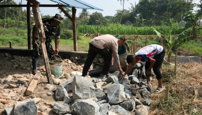 Gotong Royong Percepat Renovasi RTLH Milik Syahrir di Gowa