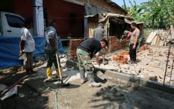 TNI dan Warga Gotong Royong Bangun Rumah Ismail di Gowa