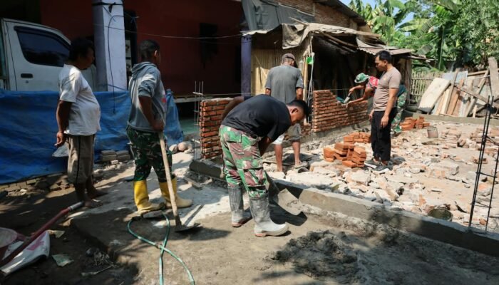 TNI dan Warga Gotong Royong Bangun Rumah Ismail di Gowa