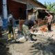 TNI dan Warga Gotong Royong Bangun Rumah Ismail di Gowa
