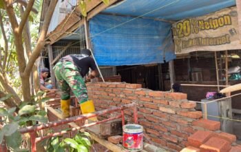 TNI dan Warga Warnai Renovasi Rumah Muh. Ramli di Gowa