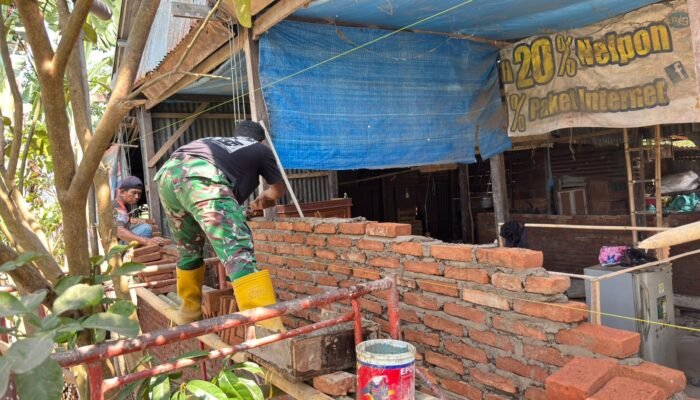 TNI dan Warga Warnai Renovasi Rumah Muh. Ramli di Gowa