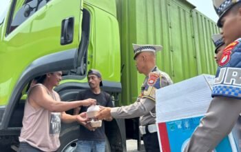 Sempat Kaget Dikira Razia, Sopir Lintas Daerah Penuh Senyuman Dapat ki Paket Makan Gratis dari Polantas Sulbar
