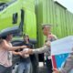 Sempat Kaget Dikira Razia, Sopir Lintas Daerah Penuh Senyuman Dapat ki Paket Makan Gratis dari Polantas Sulbar