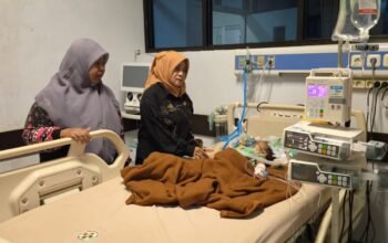 Pemkab Bulukumba Besuk Nakla Safira Sekaligus Serahkan ki Bantuan di RSUD Bulukumba