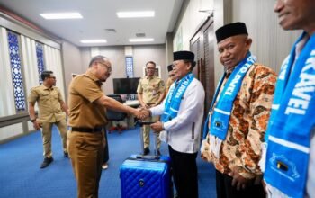 Gubernur SDK Berangkatkan ki Lima Imam Umroh, DPRD Berharap Jumlah Penerima Bertambah