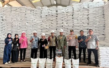 Dandim 1411 Bulukumba Bersama Sejumlah Pejabat Ikut ki Lakukan Pengecekan dan Pemeriksaan Kualitas Beras Bantuan Pangan