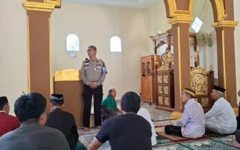 Jumat Keliling, Polantas Polda Sulbar Hadir ki di Masjid Nurul Hilal Sosialisasi Keselamatan dan Eratkan Silaturahmi