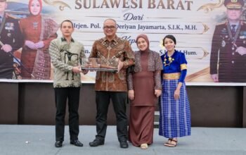 Jejak Pengabdian di Sulbar, Kapolresta Mamuju Hadiahkan ki Keris Raja Mamuju Penuh Sejarah kepada Irjen Adi Deriyan