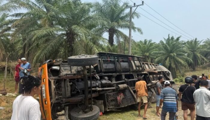 Sigap Tangani Kecelakaan Truk Pengangkut Minyak Kita, Ditlantas Polda Sulbar Imbau ki Pengemudi Utamakan Keselamatan