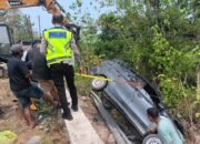 Gerak Cepat Polantas Polda Sulbar Hadir ki Bersama Masyarakat Evakuasi Mobil Masuk Lereng