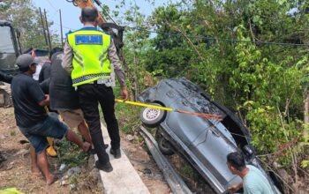 Gerak Cepat Polantas Polda Sulbar Hadir ki Bersama Masyarakat Evakuasi Mobil Masuk Lereng