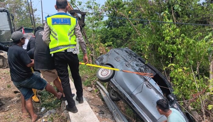 Gerak Cepat Polantas Polda Sulbar Hadir ki Bersama Masyarakat Evakuasi Mobil Masuk Lereng