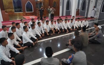Jangan Gadaikan ki Masa Depan demi Keinginan Sesaat! Lewat Subuh Keliling, Kabidpropam dan Kabidkum Polda Sulbar Ingatkan Bintara Remaja Bahaya Judol dan Pinjol