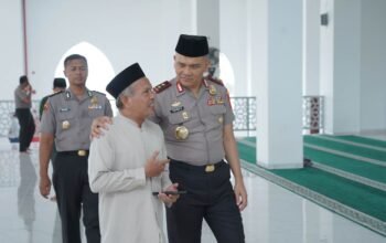 Sholat Dzuhur di Masjid Raya Suada, Kapolda Sulbar Silaturahmi ki dengan Imam dan Titip Doa untuk Tugas