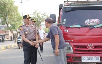 Kapolda Sulbar dan Jajaran Pejabat Utama Turun ki Langsung Atur Lalu Lintas dan Sapa Masyarakat