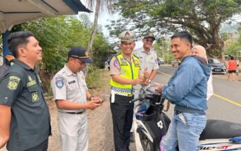 Polantas Sulbar, Samsat dan Jasa Raharja Edukasi ki Kepatuhan Pajak Kendaraan, Taat Pajak Dapat Coklat dari Petugas