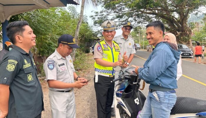 Polantas Sulbar, Samsat dan Jasa Raharja Edukasi ki Kepatuhan Pajak Kendaraan, Taat Pajak Dapat Coklat dari Petugas