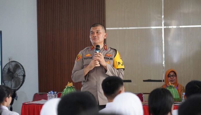 Kapolda Sulbar Dorong ki SMAN 1 Mamuju Bebas Bullying Menuju Generasi Produktif dan Berprestasi