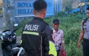 Kelelahan dan Sakit di Tengah Jalan, Seorang Kakek Dibantu ki Polisi Pakai Mobil Patroli ke Tasiu