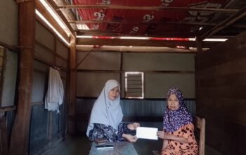 BUMDes Pada Idi Desa Palae Salurkan Dana Sosial kepada Warga yang Membutuhkan